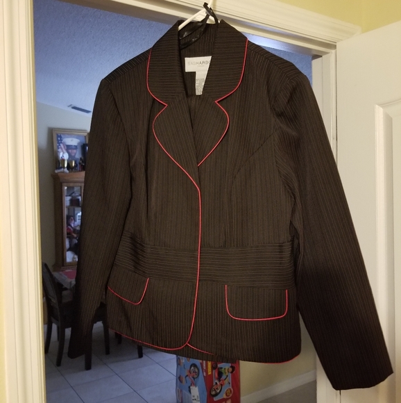 Business Pants Suit - Picture 2 of 5